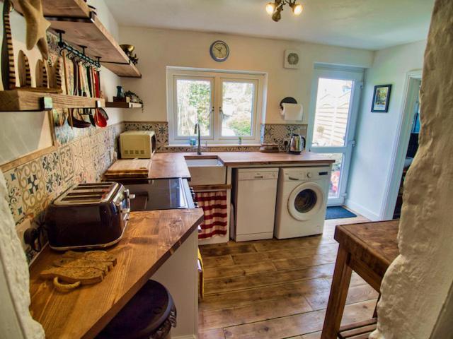 Knocker Cottage Is A 3 Bedroom Made Up Of 1 Double Bedroom And 2 Small Double Bedrooms In Small Village 10 Min To Beaches Camborne Exterior foto